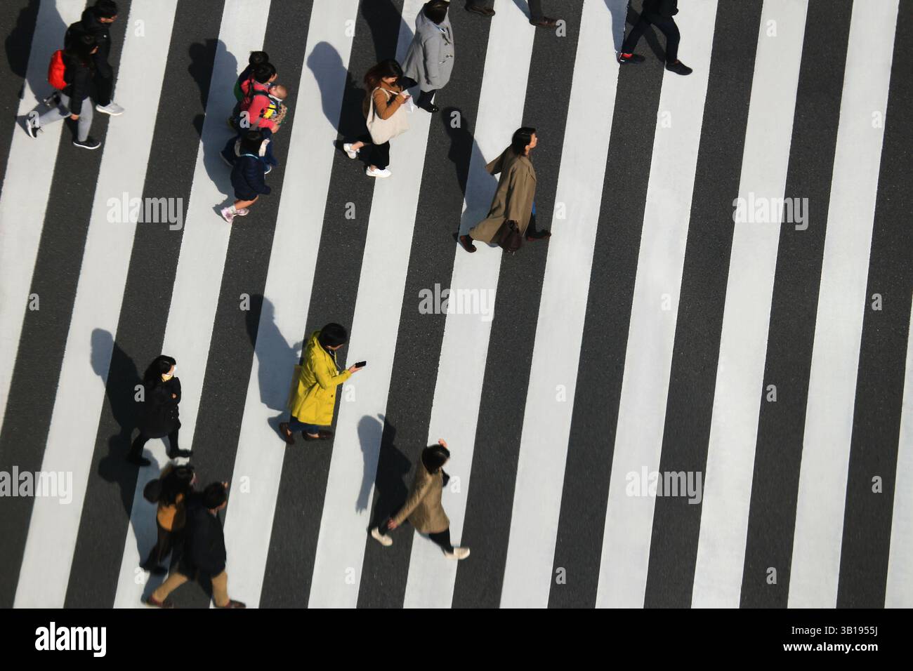 Vita quotidiana in Giappone Una vista delle persone che attraversano la strada dall'alto all'incrocio di Ginza Sukiyabashi durante una vacanza Foto Stock