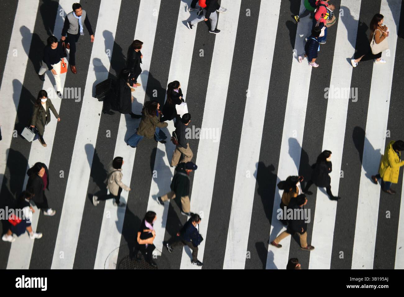 Vita quotidiana in Giappone Una vista delle persone che attraversano la strada dall'alto all'incrocio di Ginza Sukiyabashi durante una vacanza Foto Stock