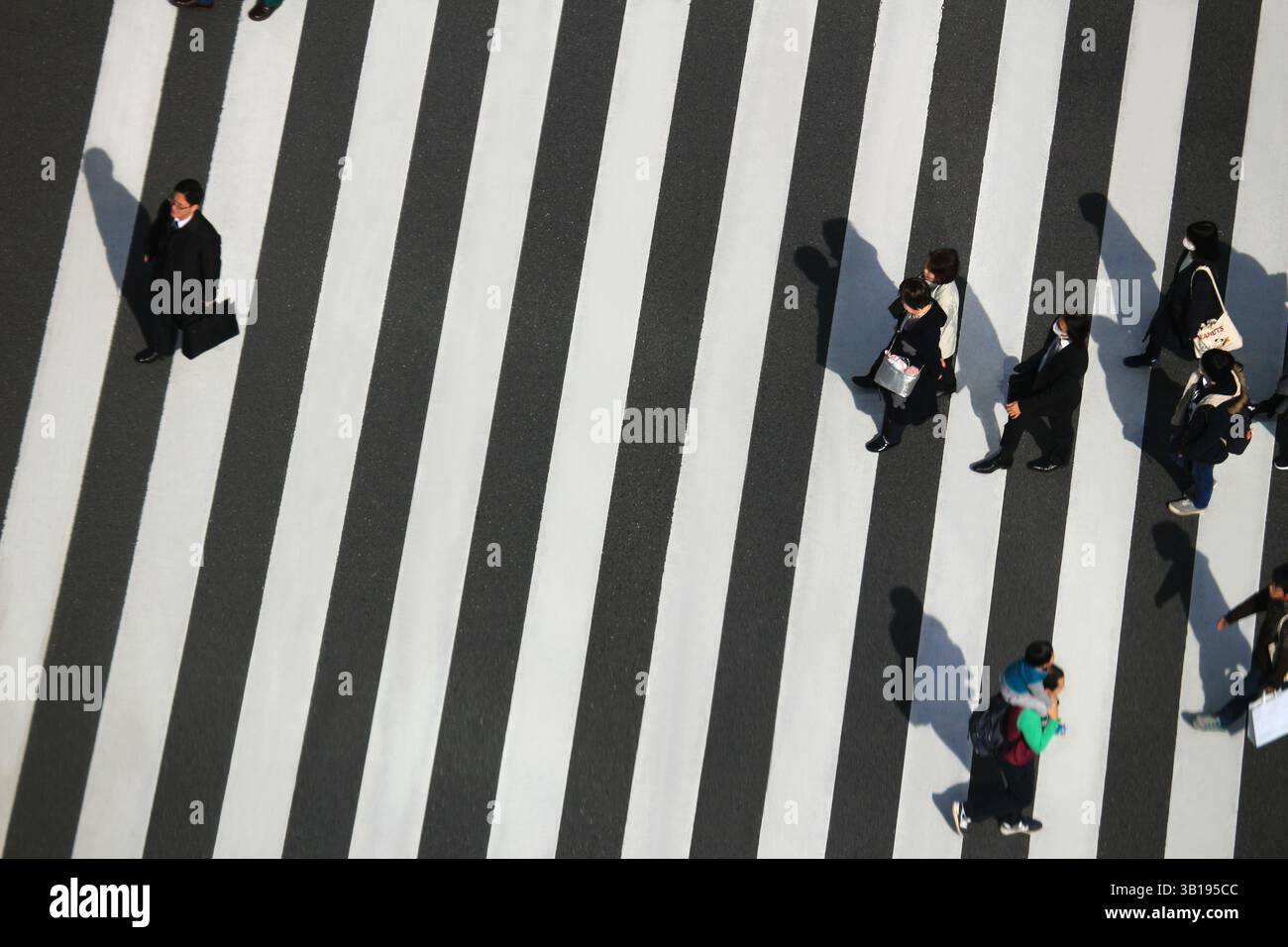 Vita quotidiana in Giappone Una vista delle persone che attraversano la strada dall'alto all'incrocio di Ginza Sukiyabashi durante una vacanza Foto Stock