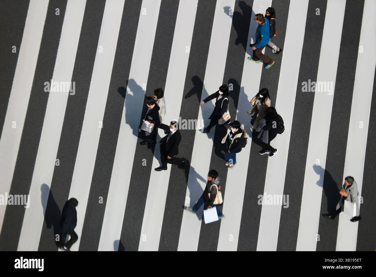 Vita quotidiana in Giappone Una vista delle persone che attraversano la strada dall'alto all'incrocio di Ginza Sukiyabashi durante una vacanza Foto Stock