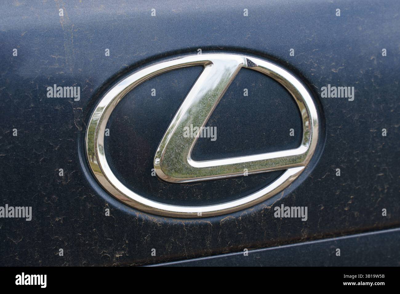 Minsk, Bielorussia - 13 settembre 2024: Una vista dettagliata di un emblema che mostra l'artigianato su un veicolo senza tempo, riposando in un garage rustico pieno di wi Foto Stock