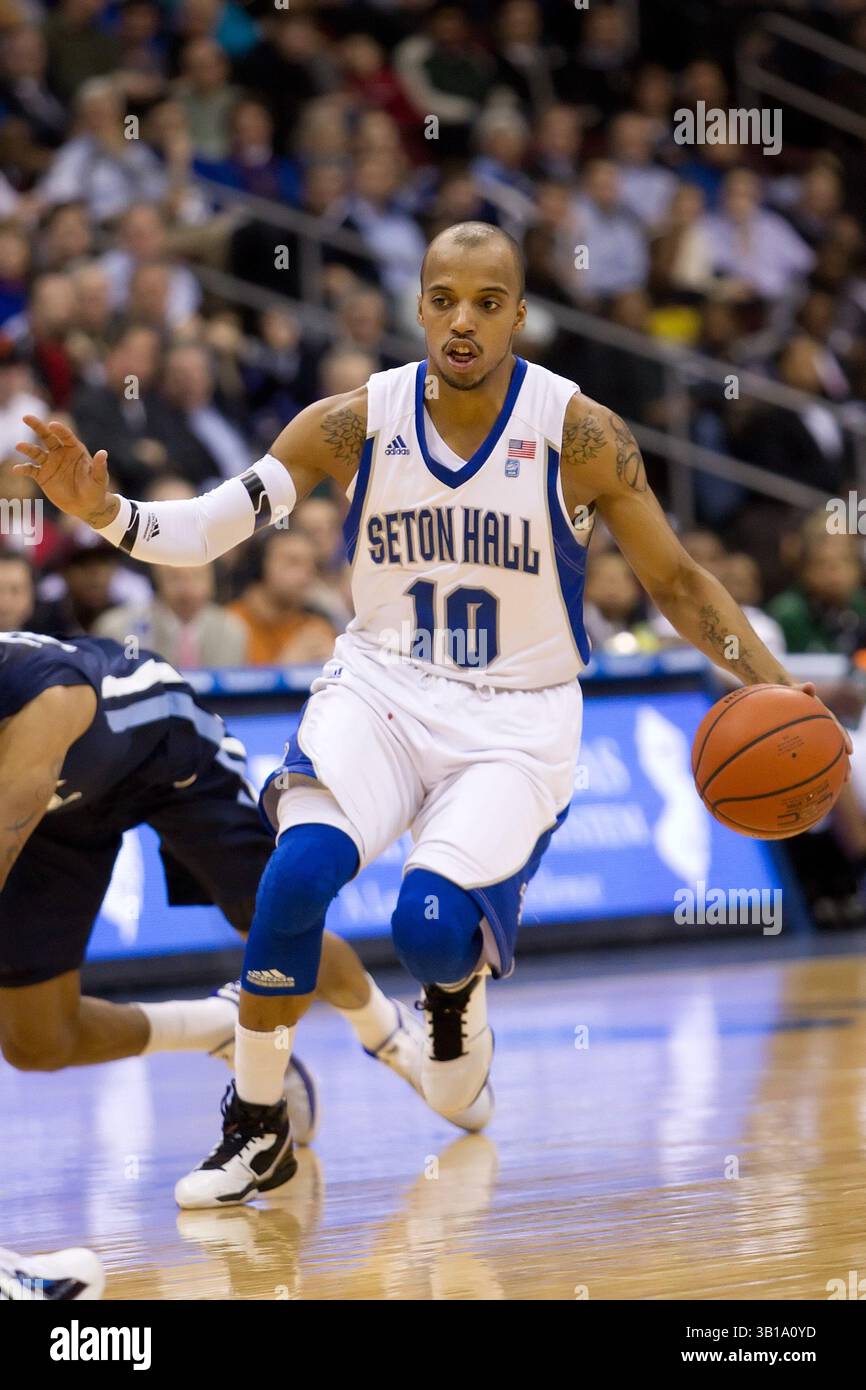 15 febbraio 2011: I Seton Hall Pirates guardano Jordan Theodore (10) in azione durante la partita di basket NCAA tra i Villanova Wildcats n. 15 e i Seton Hall Pirates al Prudential Center di Newark, New Jersey. I Wildcats batterono i Pirati, 60-57. (Immagine di credito: © Chris Szagola/Cal Sport Media/ZUMAPRESS.com) Foto Stock