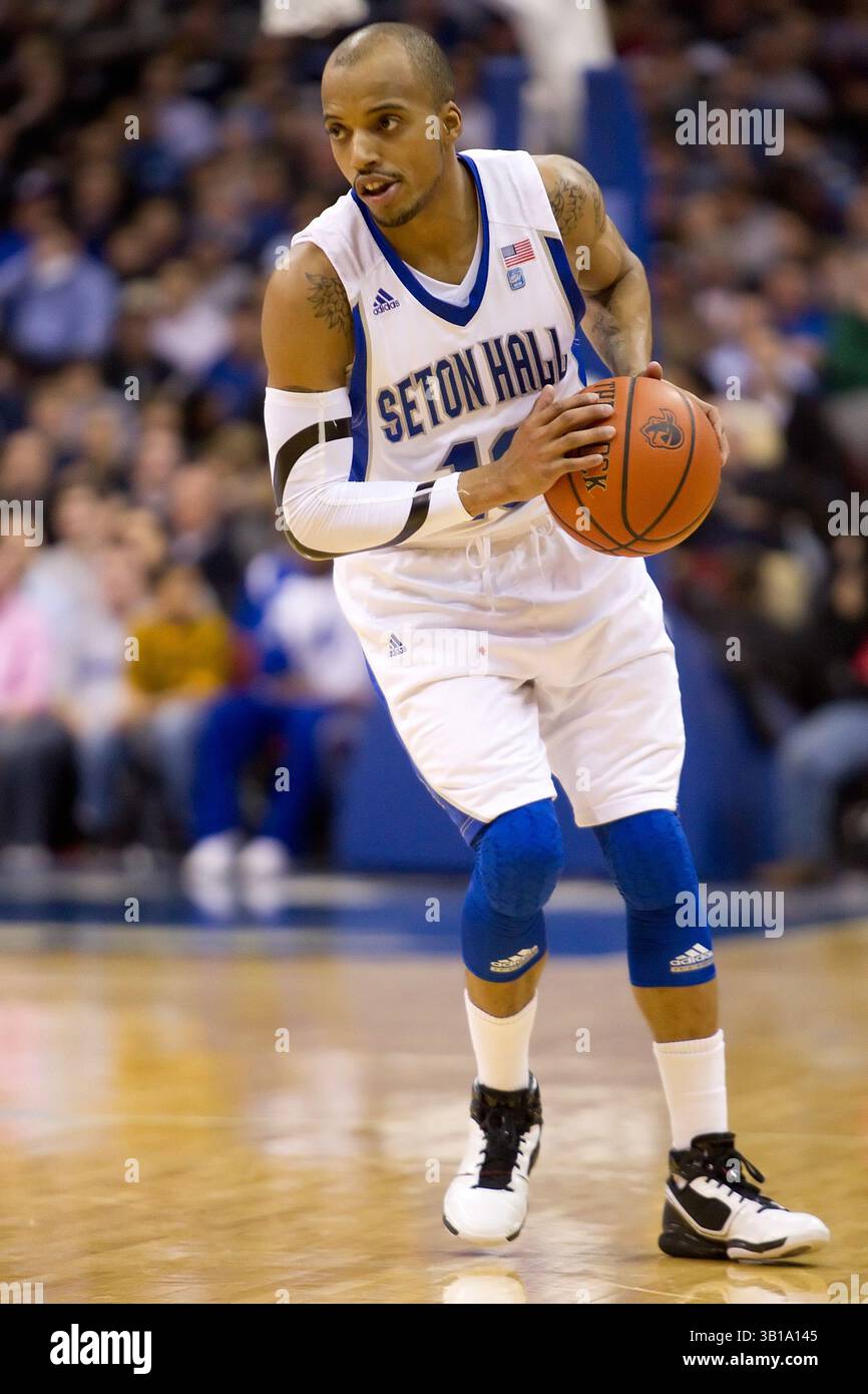 15 febbraio 2011: I Seton Hall Pirates guardano Jordan Theodore (10) in azione durante la partita di basket NCAA tra i Villanova Wildcats n. 15 e i Seton Hall Pirates al Prudential Center di Newark, New Jersey. I Wildcats batterono i Pirati, 60-57. (Immagine di credito: © Chris Szagola/Cal Sport Media/ZUMAPRESS.com) Foto Stock
