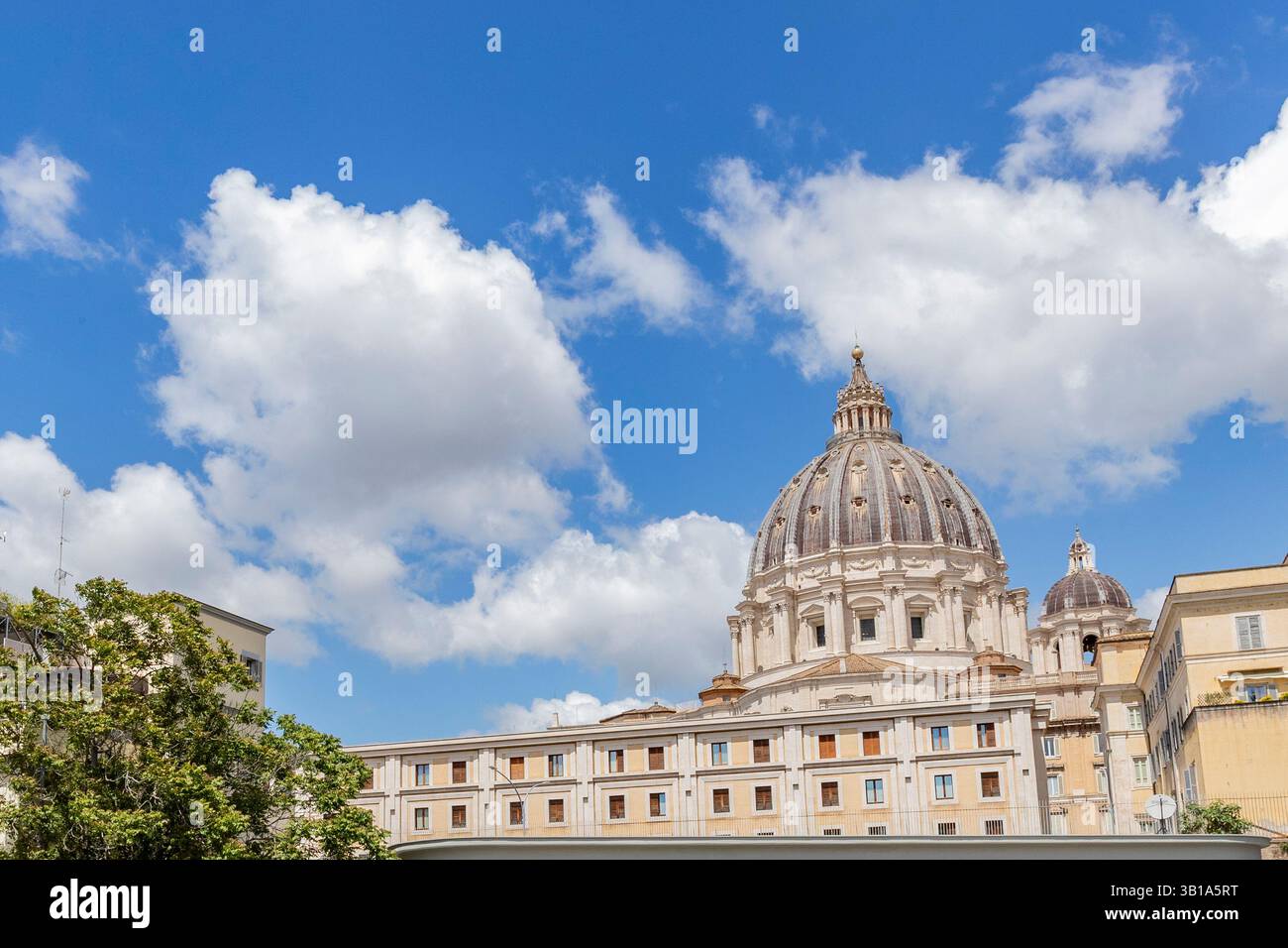 Città del Vaticano, Europa meridionale. 25 aprile 2025. La cupola della basilica di San Pietro sorge su un cielo azzurro, incorniciata da edifici Vaticani vicini, mentre Roma si prepara al funerale di Papa Francesco, città del Vaticano, venerdì 25 aprile 2025. (VX Photo/ Vudi Xhymshiti) crediti: VX Pictures/Alamy Live News Foto Stock