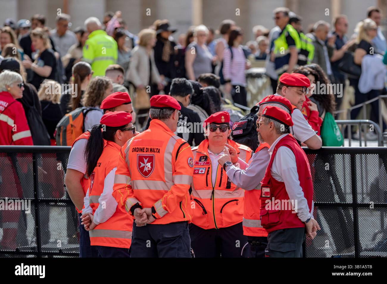 Città del Vaticano, Europa meridionale. 25 aprile 2025. I membri dell'ordine di Malta, in berretti rossi e giacche arancioni, coordinano il sostegno della folla e l'assistenza medica nella città del Vaticano venerdì 25 aprile 2025, un giorno prima del funerale di Papa Francesco. (VX Photo/ Vudi Xhymshiti) crediti: VX Pictures/Alamy Live News Foto Stock