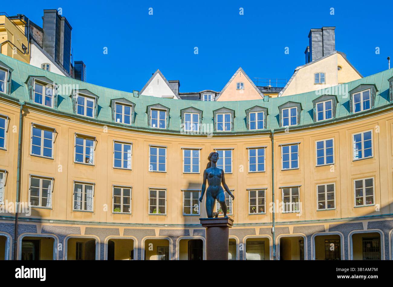 STOCCOLMA, SVEZIA - 25 LUGLIO 2014: Scultura in bronzo "Morgon" realizzata da Ivar Johnsson nel 1962, situata a Brantingtorget ("Piazza di Branting"), la culla Foto Stock