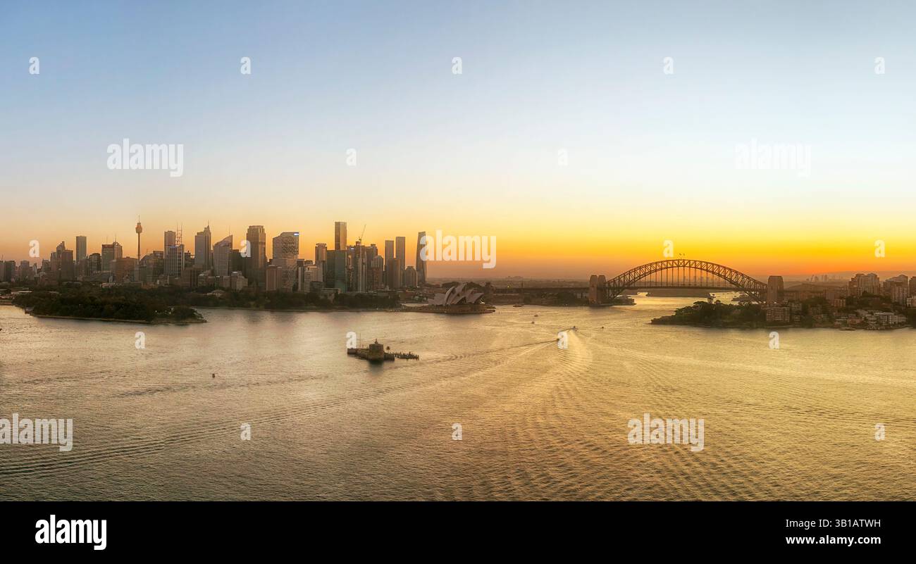 Vicino al panorama aereo sul porto di Sydney, ai principali monumenti architettonici della città sulle rive al tramonto. Foto Stock