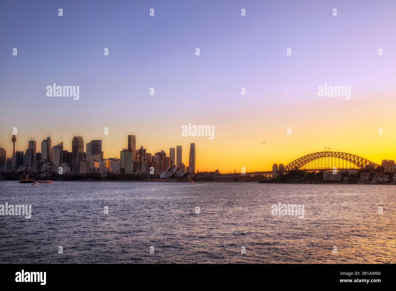 Skyline architettonico della città di Sydney CBD sulle rive del porto al tramonto. Foto Stock