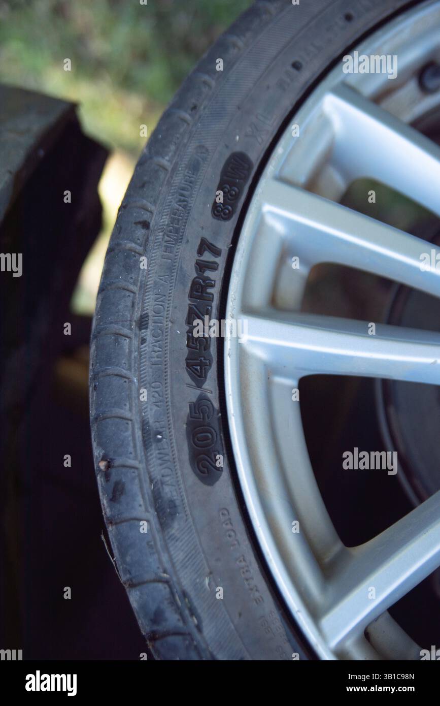 pneumatico per auto a profilo ribassato Foto Stock