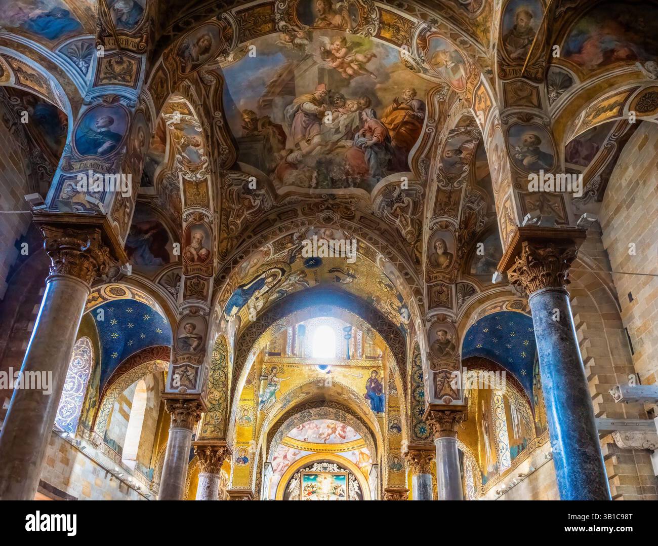 PALERMO, ITALIA - 24 ottobre 2024: La Chiesa di Santa Maria dell'Ammiraglio è caratterizzata da una molteplicità di stili che si incontrano, dal momento che, attraverso l Foto Stock