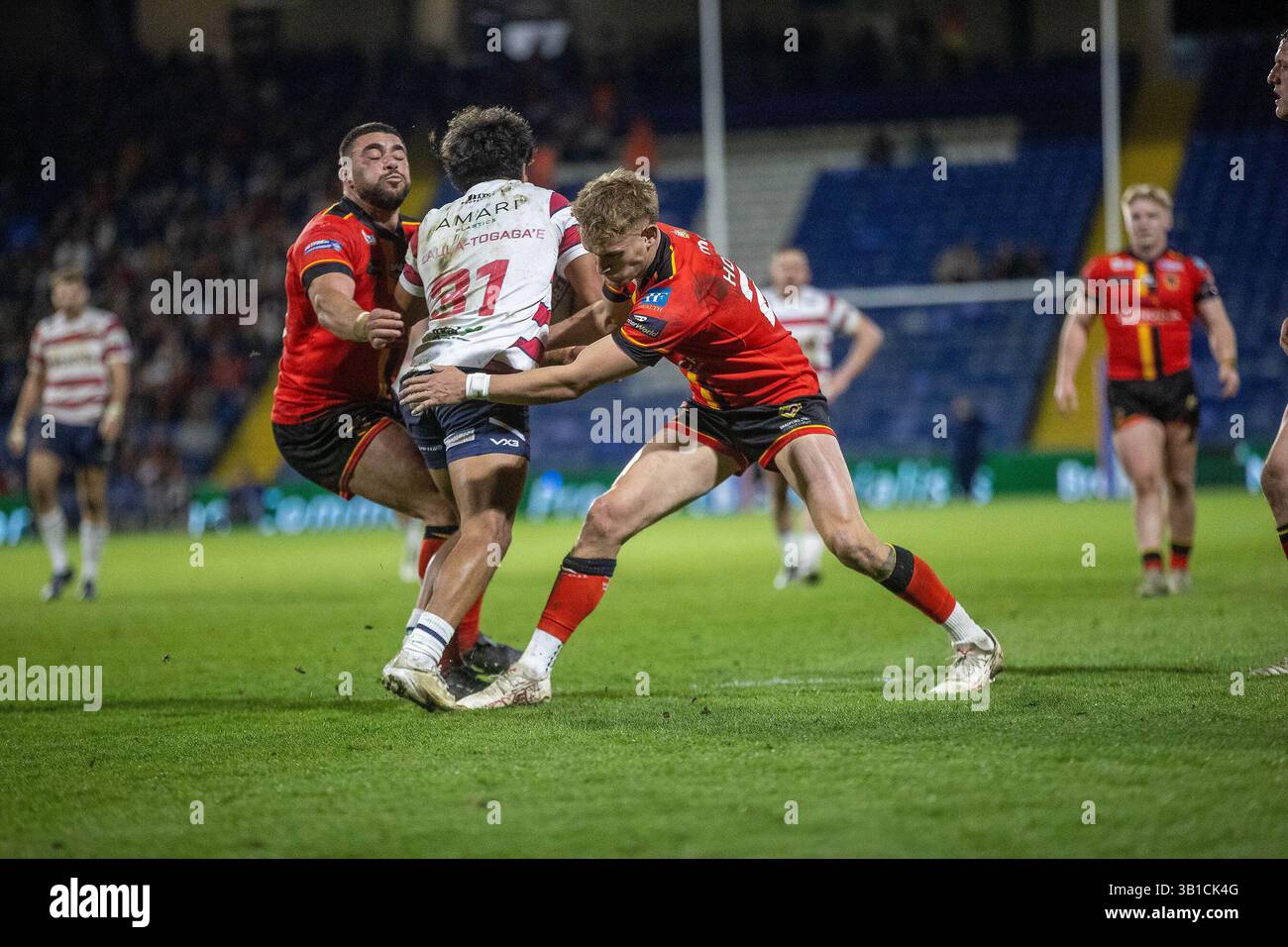 *** Durante il Betfred Championship match tra Oldham Roughyeds e Bradford Bulls a Boundary Park, Oldham, Inghilterra, il 25 aprile 2025. Foto di Simon Hall. Solo per uso editoriale, licenza richiesta per uso commerciale. Non utilizzare in scommesse, giochi o pubblicazioni di singoli club/campionato/giocatori. Crediti: UK Sports Pics Ltd/Alamy Live News Foto Stock