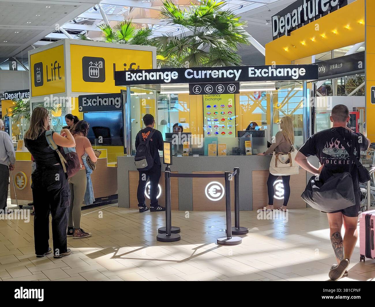 Viaggiatore che cambia valuta al Bureau de Change, aeroporto di Brisbane, terminal internazionale, Queensland, QLD, Australia Foto Stock