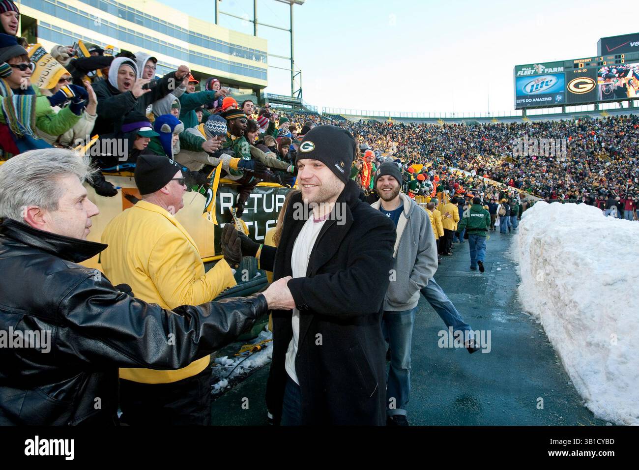 8 febbraio 2011 Green Bay, WISCONSIN. Lambeau Field. Matt Flynn, giocatore dei Green Bay Packers, al 10° posto, sfida alcuni tifosi mentre si dirige verso il campo..Green Bay Packers Super Bowl XLV Celebration al Lambeau Field. Mike McGinnis (immagine di credito: © Mike McGinnis/Cal Sport Media/ZUMAPRESS.com) Foto Stock