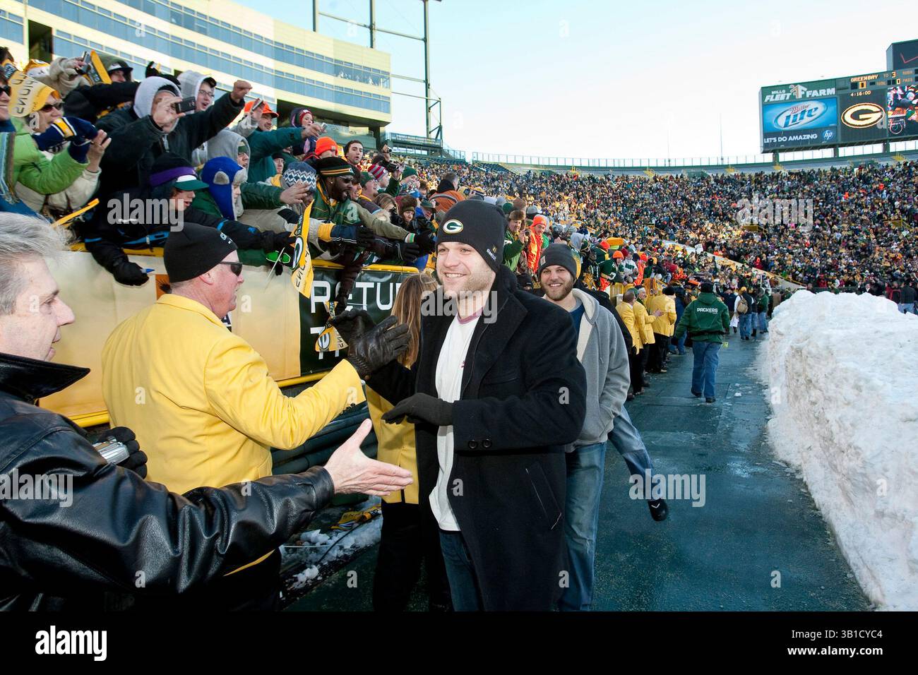 8 febbraio 2011 Green Bay, WISCONSIN. Lambeau Field. Matt Flynn, giocatore dei Green Bay Packers, al 10° posto, sfida alcuni tifosi mentre si dirige verso il campo..Green Bay Packers Super Bowl XLV Celebration al Lambeau Field. Mike McGinnis (immagine di credito: © Mike McGinnis/Cal Sport Media/ZUMAPRESS.com) Foto Stock