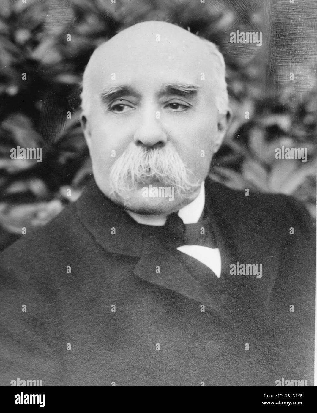 6 giugno 1918 - Parigi, Francia - GEORGES CLEMENCEAU (1841 settembre - 24 novembre 1929) è stato uno statista, medico e giornalista francese. È stato primo ministro della Francia dal 1906 al 1909, e di nuovo dal 1917 al 1920. Guidò la Francia nell'ultimo anno della prima guerra mondiale, e fu una delle voci principali dietro il Trattato di Versailles. È comunemente soprannominato ''le Tigre'' (la tigre) e ''P re-la-Victoire'' (padre Vittoria) per la sua determinazione come leader in tempo di guerra. Data esatta sconosciuta. . (Immagine di credito: © BuyEnlarge/ZUMAPRESS.com) Foto Stock