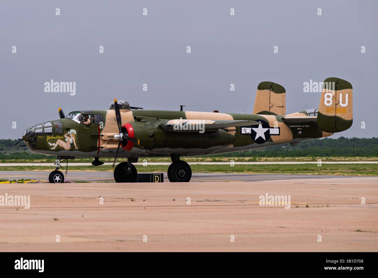 Wings Over West Texas 4-18-2025 Dyess AFB, TX USA CAF TB-25N Yellow Rose che si esibisce al Wings Over West Texas Air Show presso Dyess AFB Foto Stock