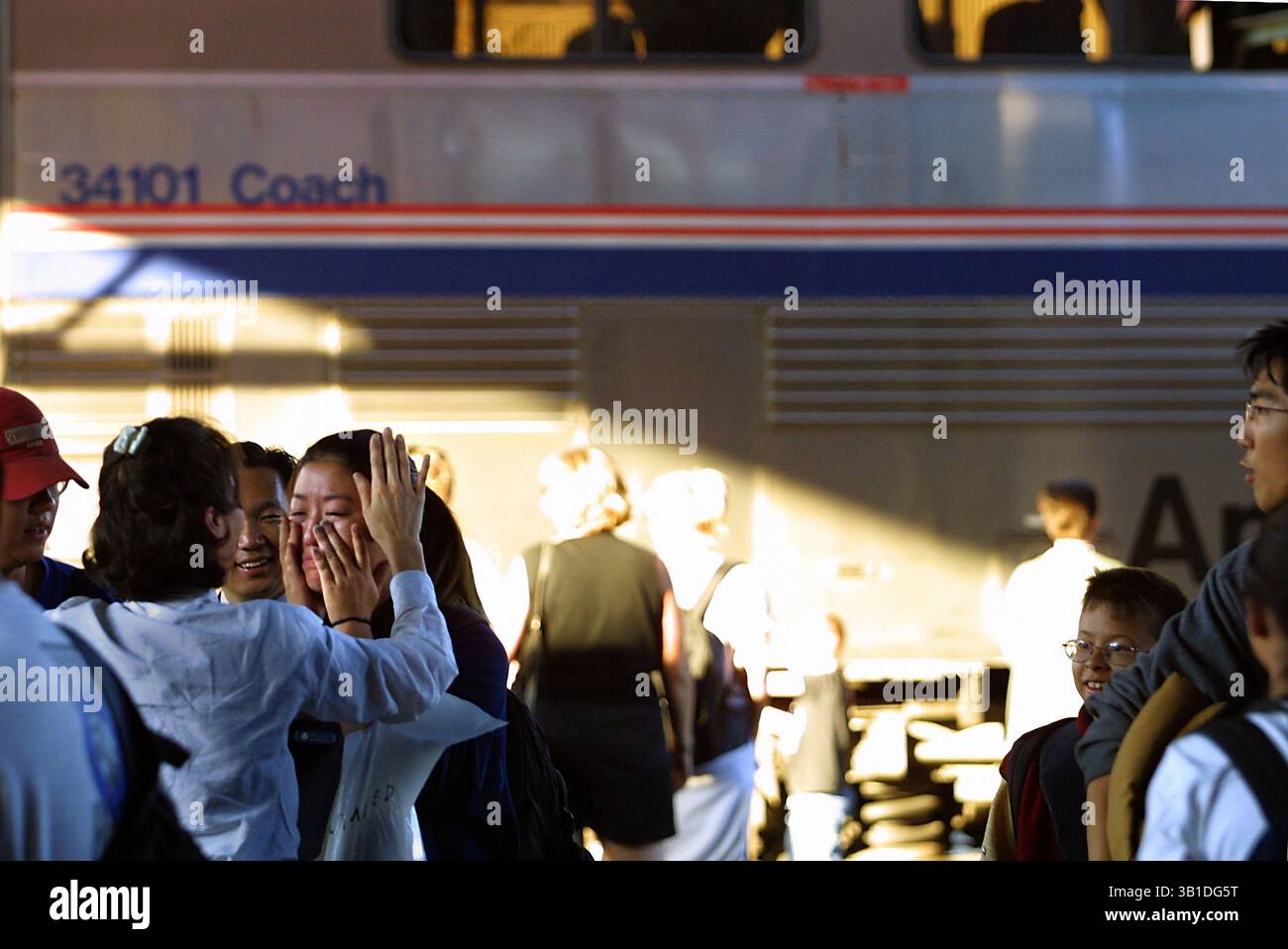 10 agosto 2001 - Portland, Oregon, Stati Uniti - JOYCE KIM aiuta a pulire le lacrime dalla faccia di sua figlia CANDACE che è arrivata 2 1/2 ore di ritardo alla Union Station sulla Coastal Starlight della Amtrak. Lei e suo fratello Alexander sono stati via in Messico per le ultime due settimane aiutando a costruire alloggi per i poveri. (Immagine di credito: © L.E. Baskow/ZUMApress.com) Foto Stock