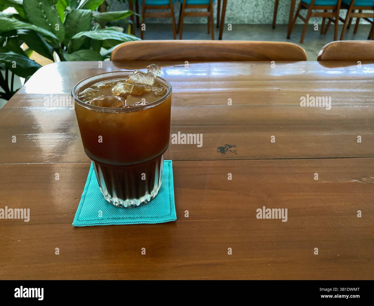 Caffè americano Ice Coffee servito sulle montagne russe blu con atmosfera da ristorante Foto Stock