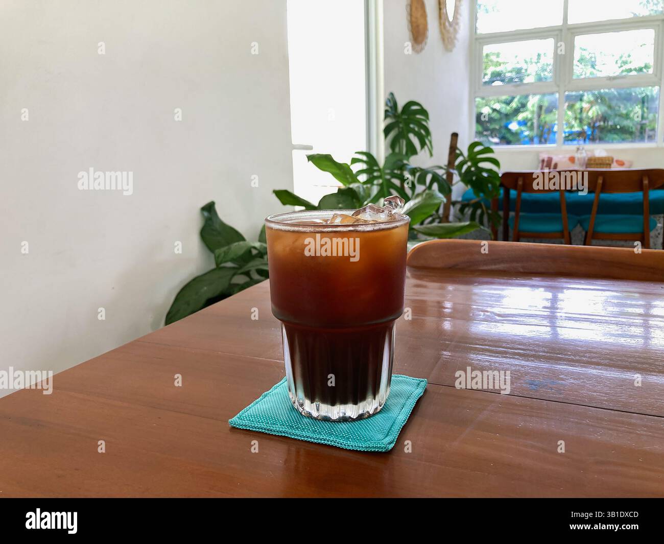 Caffè americano Ice Coffee servito sulle montagne russe blu con atmosfera da ristorante Foto Stock