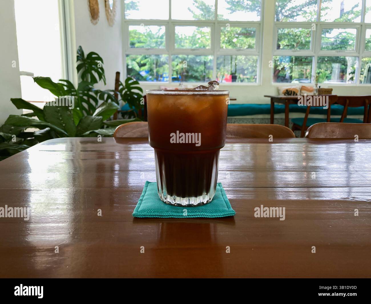 Caffè americano Ice Coffee servito sulle montagne russe blu con atmosfera da ristorante Foto Stock