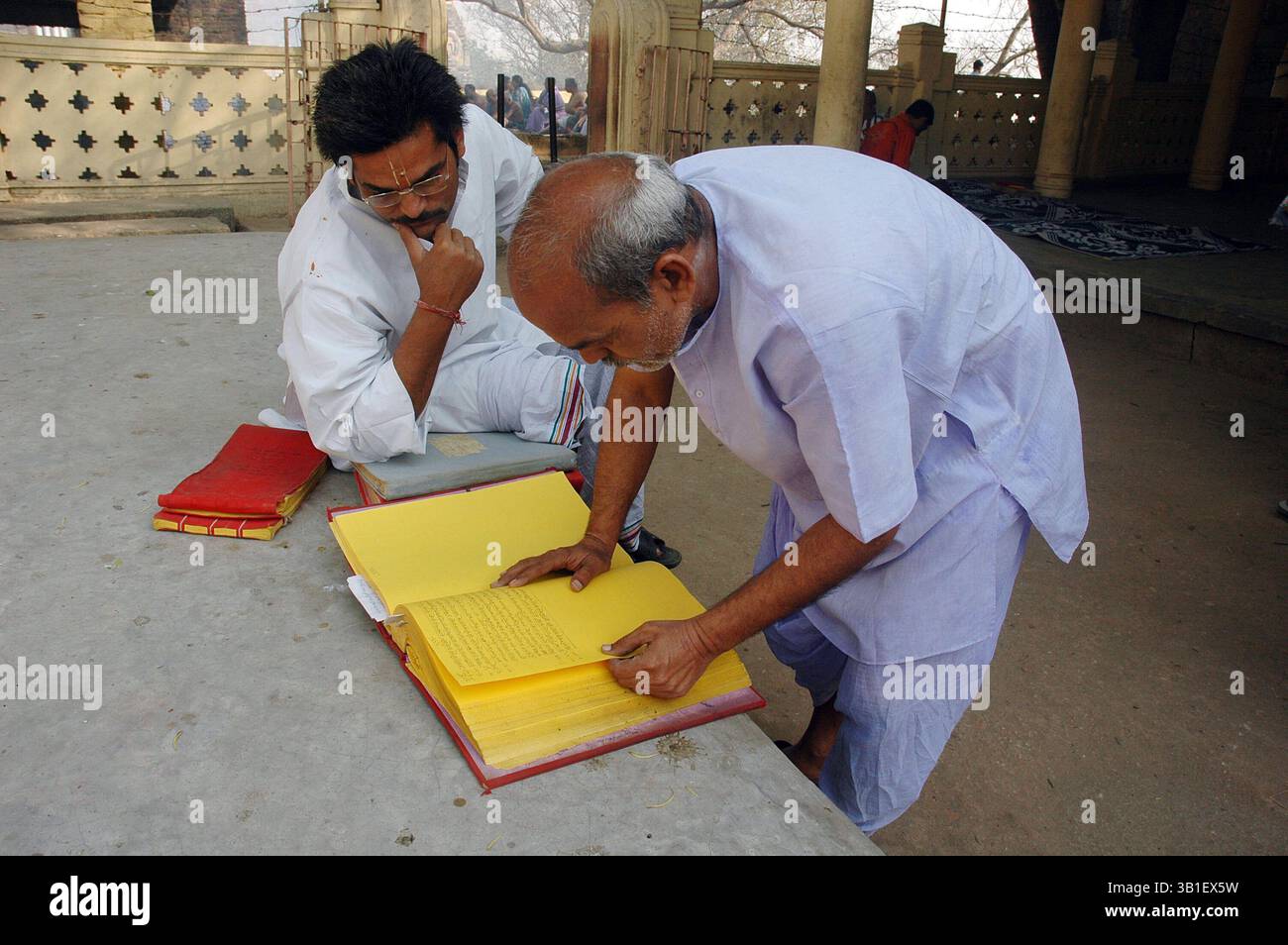 23 settembre 2010 - Gaya, Bihar, India - Un Panda (un agente che ha gestito tutti i lavori di preparazione di Pind daan per i suoi clienti per il completamento corretto e senza problemi delle offerte) verifica l'identità del cliente dal registro che conserva tutti i dettagli su ogni cliente di quella famiglia Panda per generazioni a Gaya. Si ritiene che Gaya sia il luogo più sacro ai fini del rituale, così la gente visita il luogo in numeri per dare redenzione all'anima errante degli antenati (Credit Image: © Prasanta Biswas/ZUMApress.com) Foto Stock
