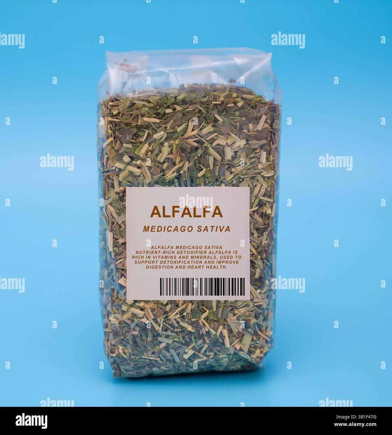 Erba medica (Medicago sativa). Detossificante ricco di nutrienti ricco di vitamine e minerali, utilizzato per sostenere la disintossicazione e migliorare la digestione e la salute del cuore. Foto Stock