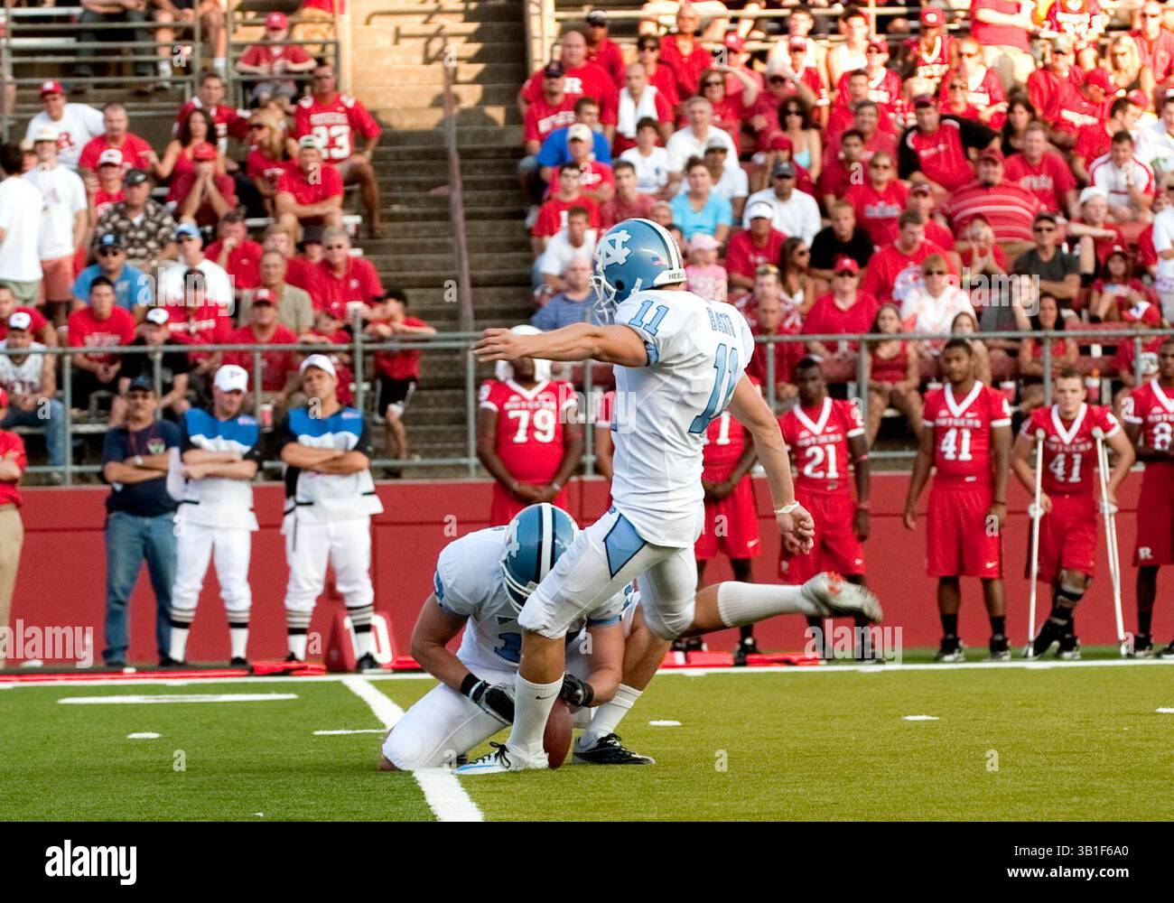 Settembre 25 2010: Il kicker del North Carolina Casey Barth (11) durante una partita di football NCAA tra i Rutgers Scarlet Knights e i North Carolina Tarheels al Rutgers Stadium di Piscataway, New Jersey. North Carolina ha sconfitto Rutgers 17-13.(Credit Image: © Duncan Williams/Cal Sport Media/ZUMApress.com) Foto Stock