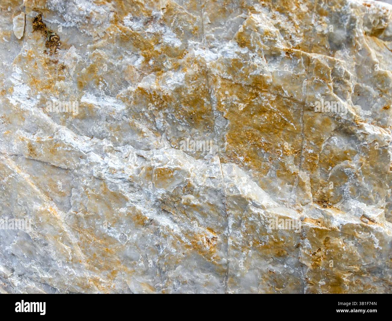 Robusta superficie rocciosa in pietra che forma una trama di fondo ruvida e naturale. - Immagine stock catturata con smartphone