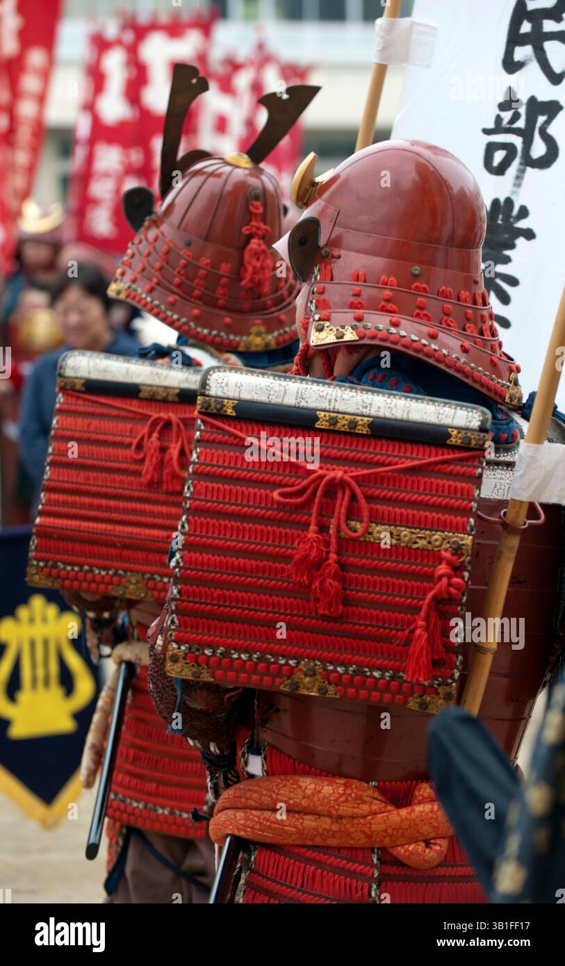 I guerrieri samurai in costume completo di armatura con caschi kabuto partecipano all'annuale Hikone Castle Festival (Hikone Shiro Matsuri), Shiga, Giappone. Foto Stock