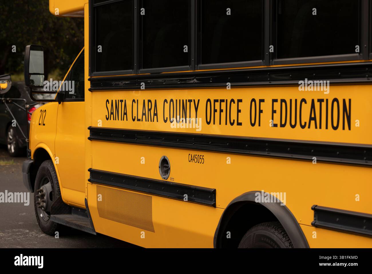 Palo alto, California, Stati Uniti d'America - 18 aprile 2025: Un ufficio scolastico della contea di Santa Clara, parchi di autobus scolastici presso la Stanford University. Foto Stock