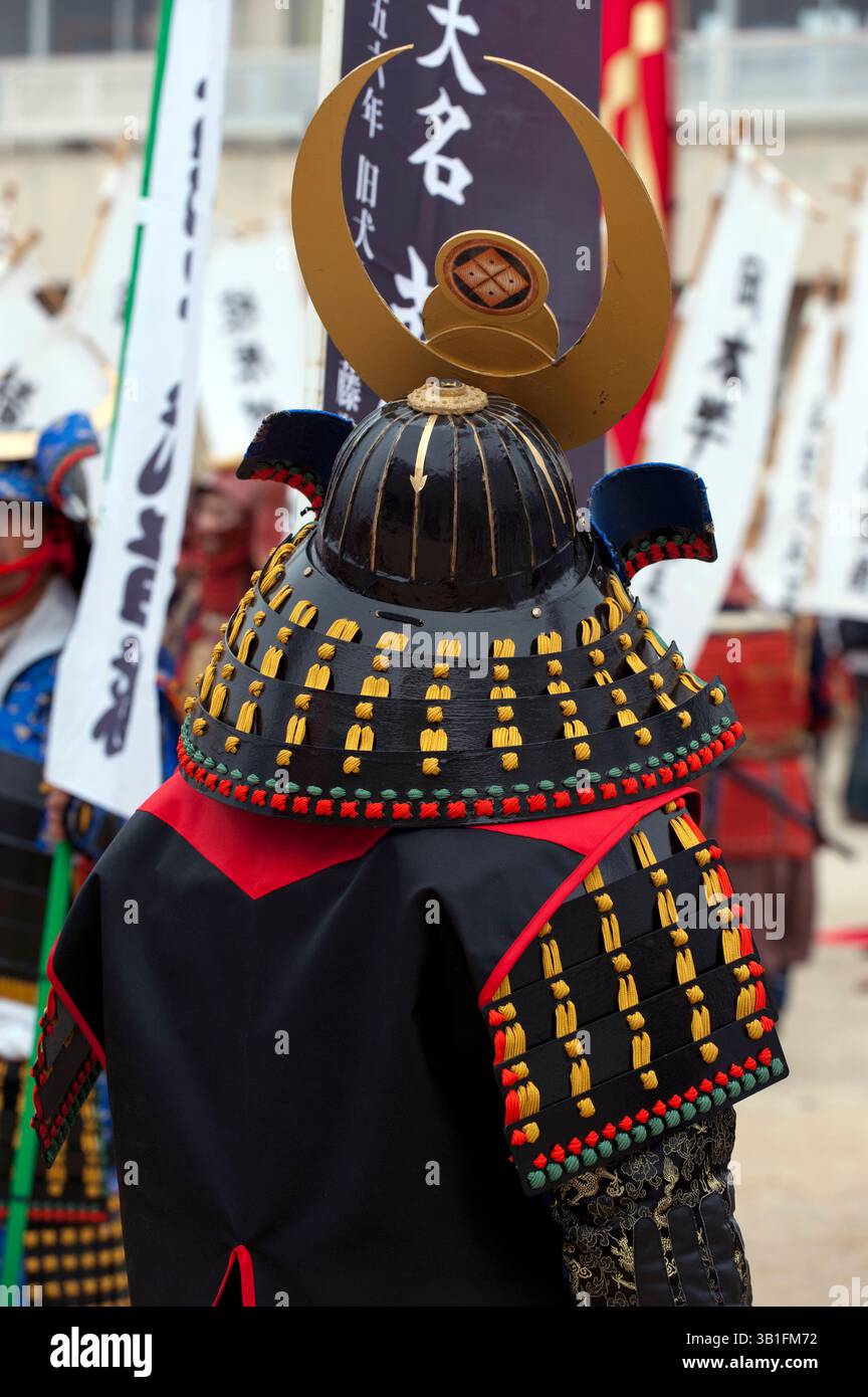 Il guerriero samurai in costume completo di armatura con casco kabuto partecipa all'annuale Hikone Castle Festival (Hikone Shiro Matsuri), Shiga, Giappone. Foto Stock