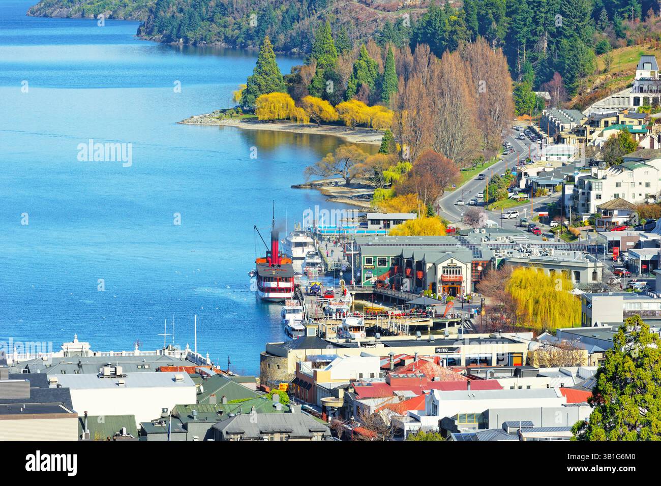 Queenstown e il lago Wakatipu, vista ad alto angolo, Queenstown, Isola del Sud, nuova Zelanda Foto Stock