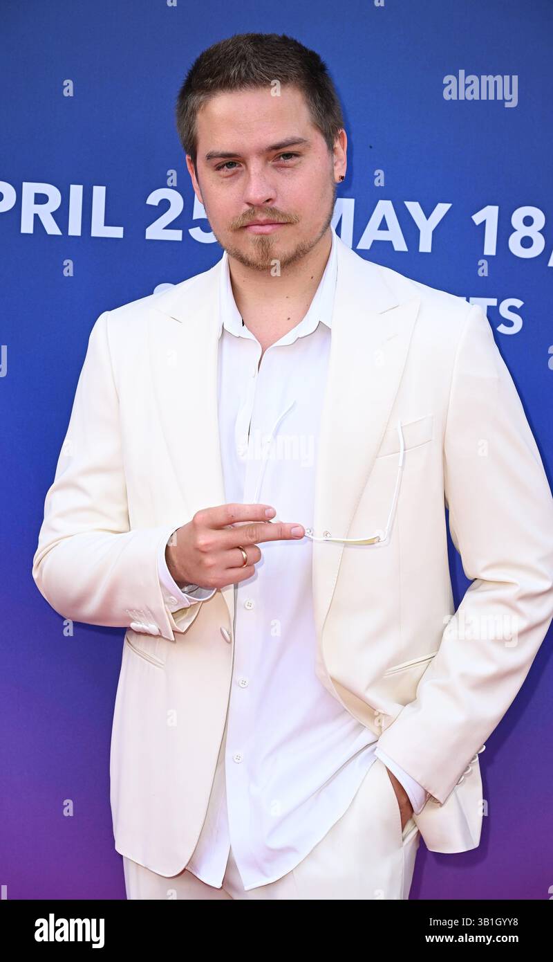 Universal City, Stati Uniti. 25 aprile 2025. Dylan Sprouse arriva all'Universal fan Fest Nights che si tiene agli Universal Studios Hollywood il 25 aprile 2025 a Universal City, CA. © Starbuck/AFF-USA.com crediti: AFF/Alamy Live News Foto Stock
