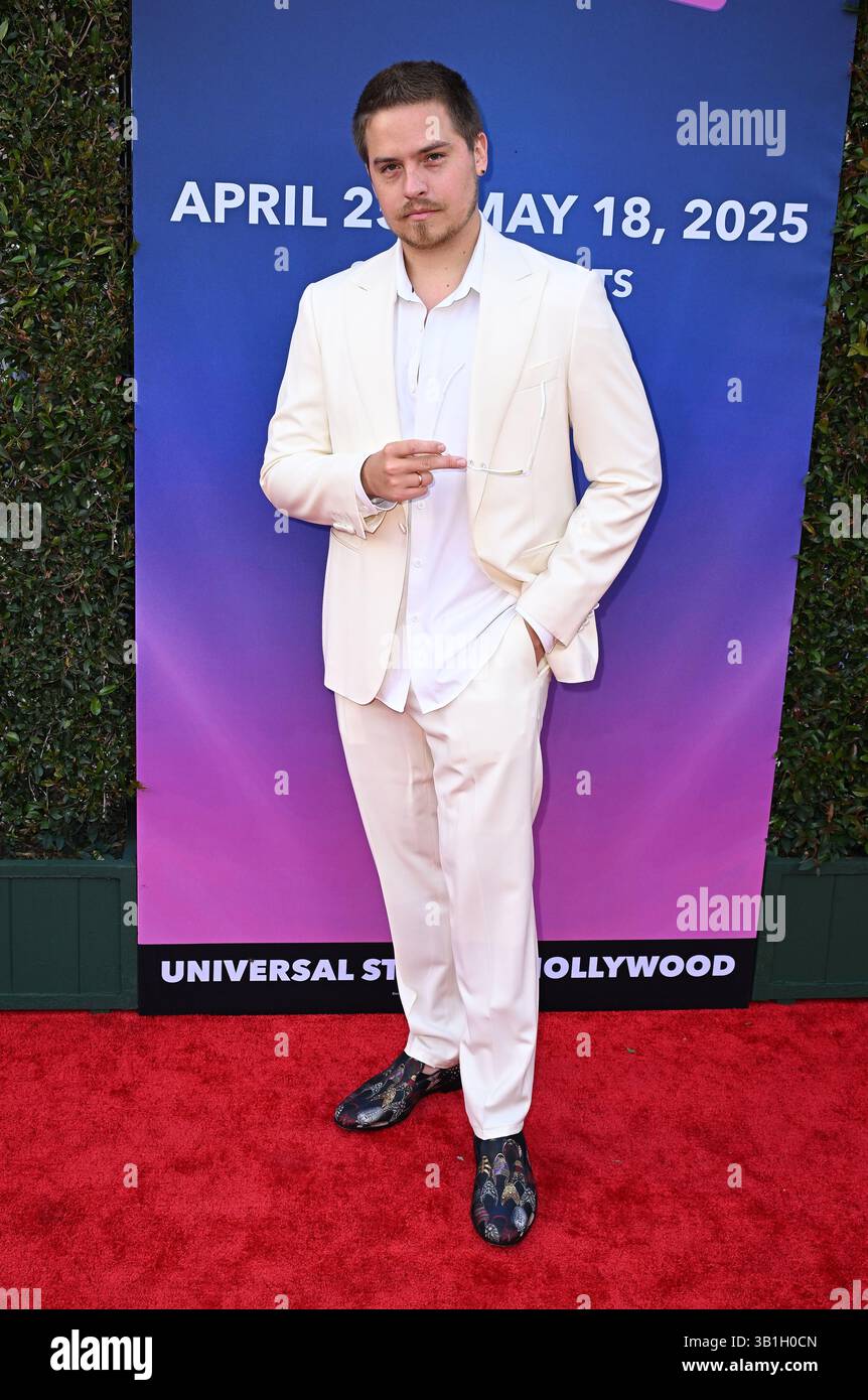 Universal City, Stati Uniti. 25 aprile 2025. Dylan Sprouse arriva all'Universal fan Fest Nights che si tiene agli Universal Studios Hollywood il 25 aprile 2025 a Universal City, CA. © Starbuck/AFF-USA.com crediti: AFF/Alamy Live News Foto Stock