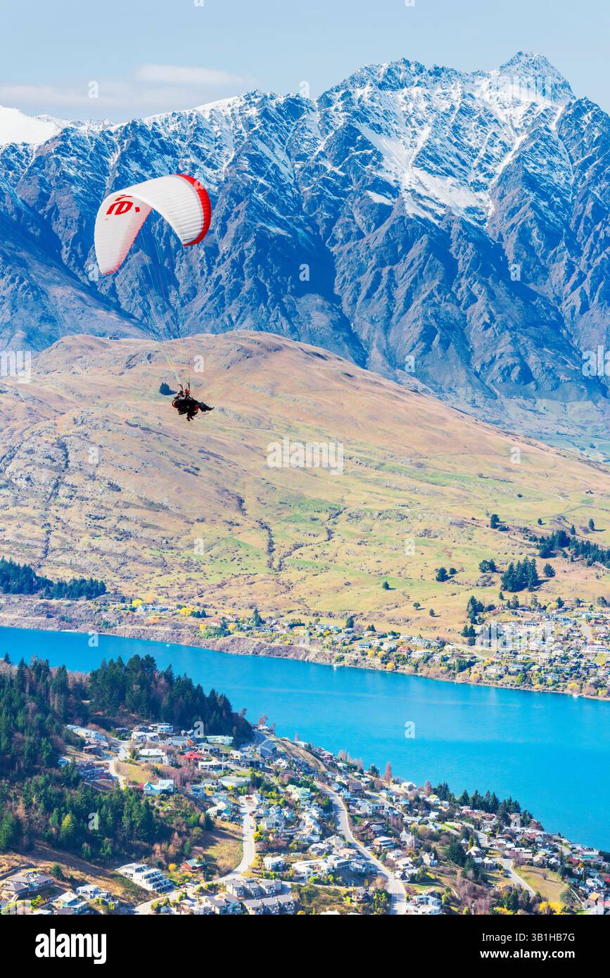 Parapendio su Queenstown, Queenstown, South Island, nuova Zelanda Foto Stock