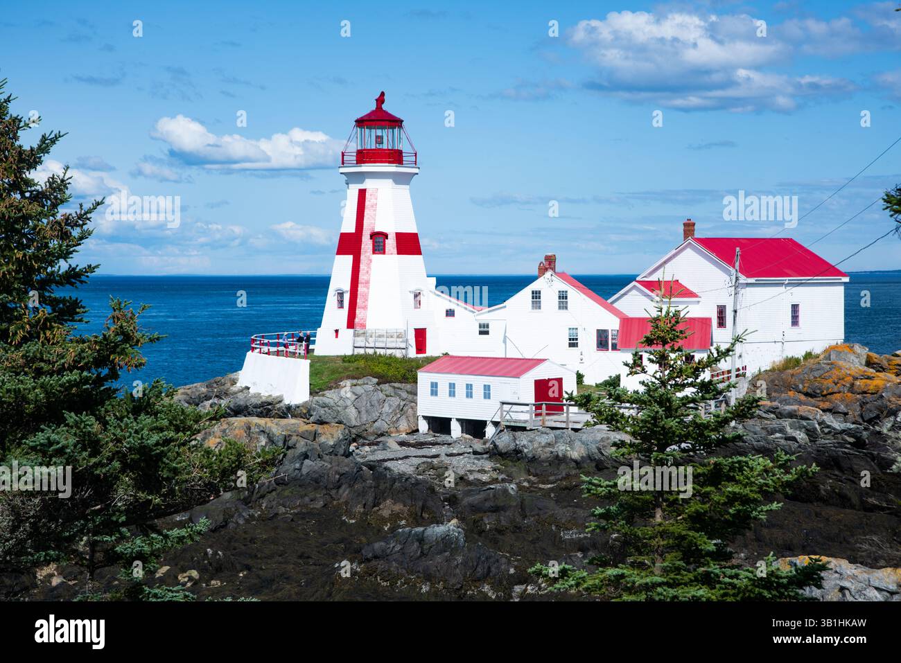 East Quoddy Head Light è un faro e una stazione sull'isola di Campobello, New Brunswick, Canada, con un design rosso e bianco. Foto Stock