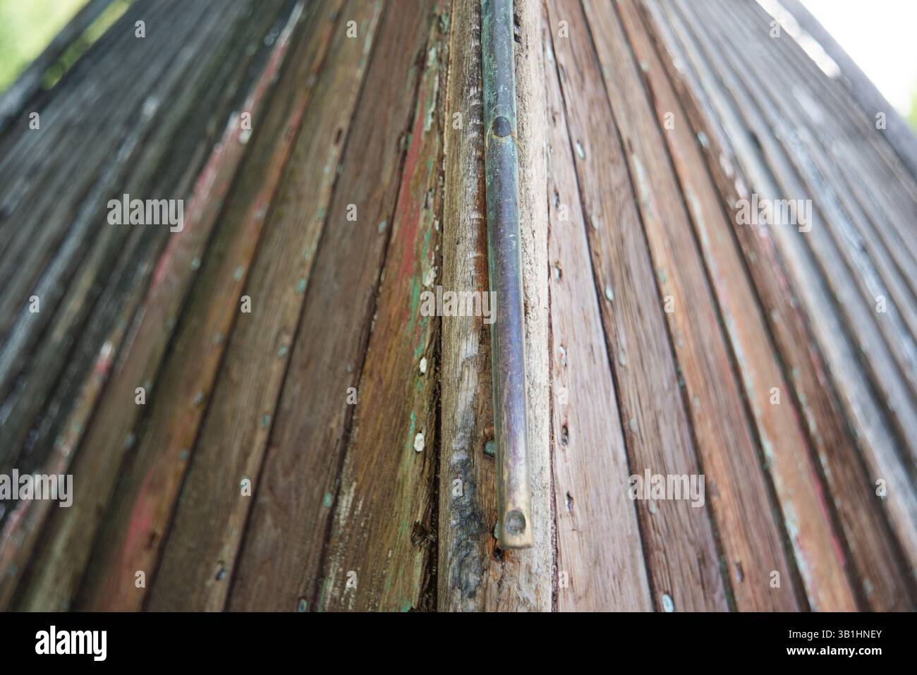 Primo piano di uno scafo rustico in legno che mostra texture e colori intricati. Il legno invecchiato mostra segni di agenti atmosferici. Foto Stock