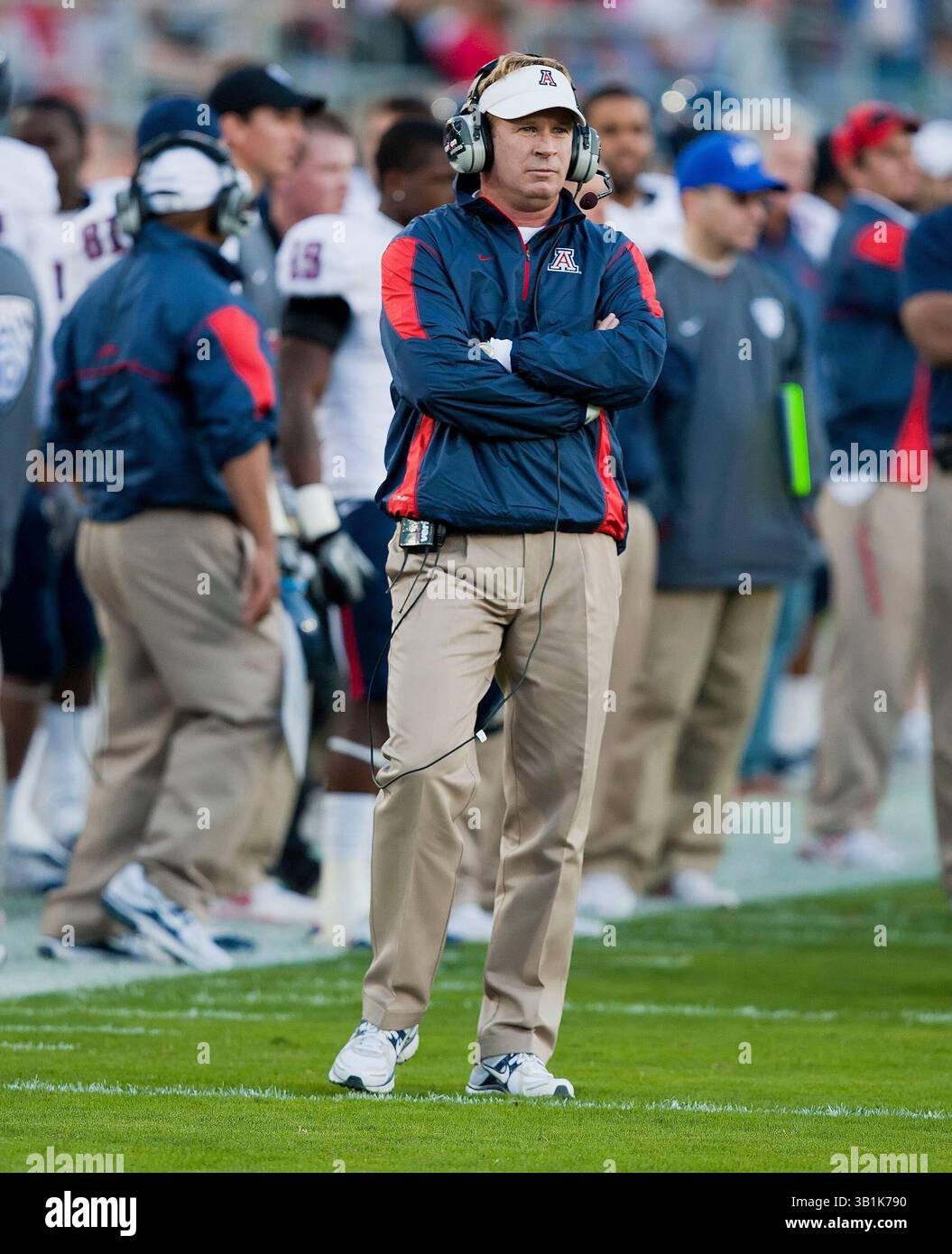 6 novembre 2010: Il capo-allenatore dell'Arizona Mike Stoops durante la partita di football NCAA tra gli Stanford Cardinal e gli Arizona Wildcats allo Stanford Stadium di Palo alto, CA. Stanford sconfisse Arizona 42-17. Â© Damon Tarver/Cal Sport Media(immagine di credito: © Damon Tarver/Cal Sport Media/ZUMApress.com) Foto Stock