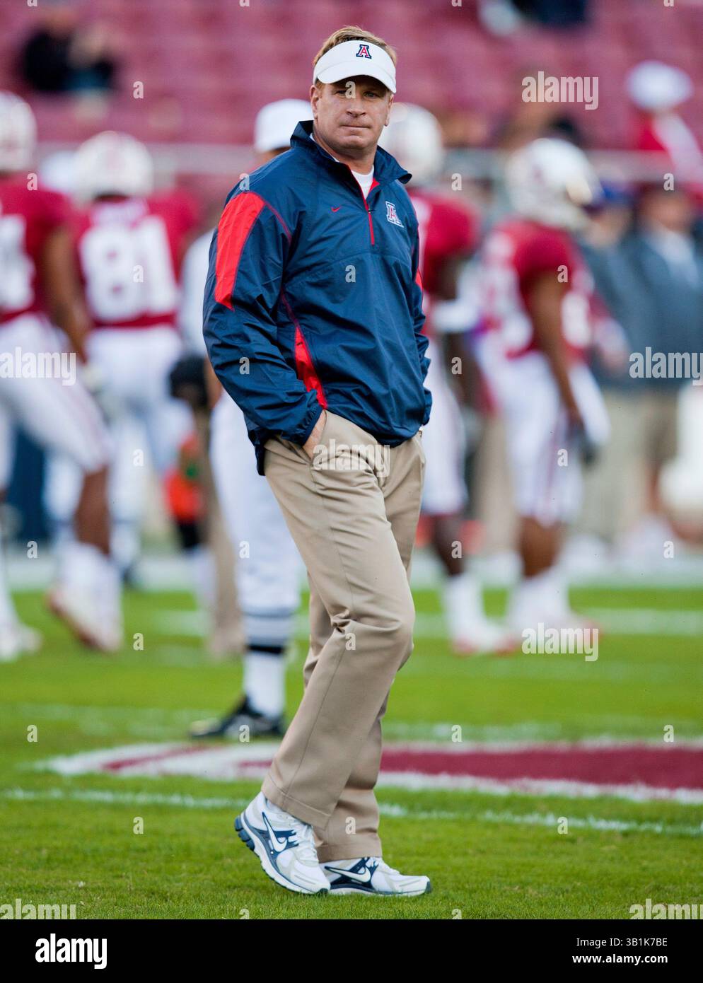 6 novembre 2010: Il capo-allenatore dell'Arizona Mike Stoops prima della partita di football NCAA tra gli Stanford Cardinal e gli Arizona Wildcats allo Stanford Stadium di Palo alto, CA. Stanford sconfisse Arizona 42-17. Â© Damon Tarver/Cal Sport Media(immagine di credito: © Damon Tarver/Cal Sport Media/ZUMApress.com) Foto Stock