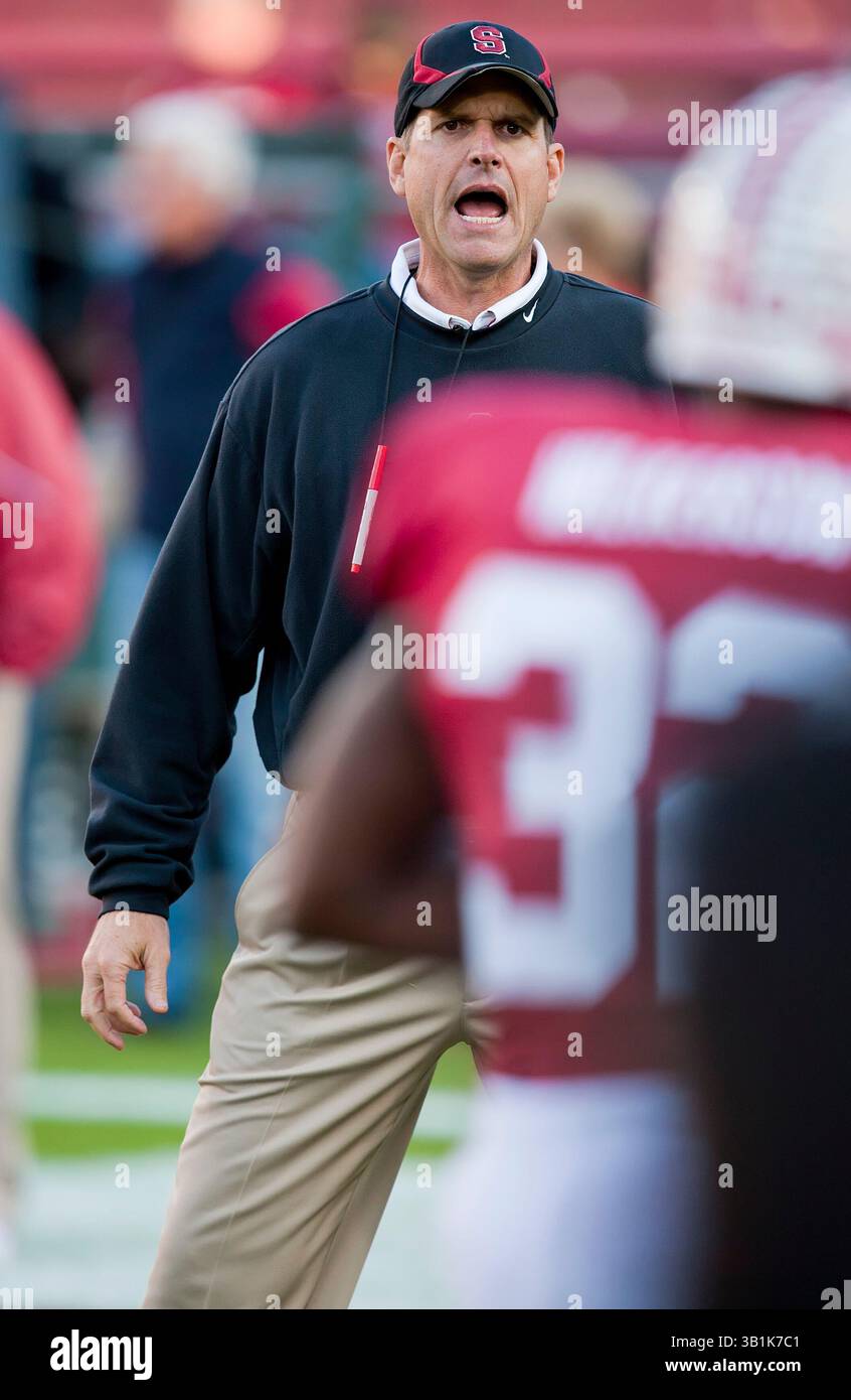 6 novembre 2010: Il capo-allenatore di Stanford Jim Harbaugh prima della partita di football NCAA tra gli Stanford Cardinal e gli Arizona Wildcats allo Stanford Stadium di Palo alto, CA. Stanford sconfisse Arizona 42-17. Â© Damon Tarver/Cal Sport Media(immagine di credito: © Damon Tarver/Cal Sport Media/ZUMApress.com) Foto Stock