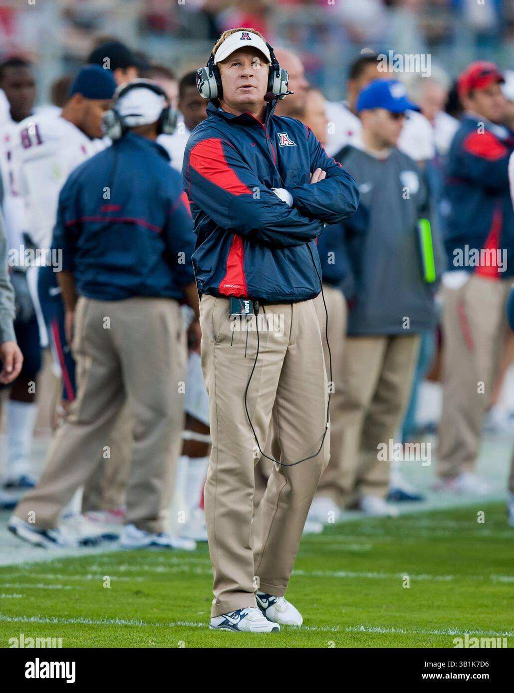 6 novembre 2010: Il capo-allenatore dell'Arizona Mike Stoops durante la partita di football NCAA tra gli Stanford Cardinal e gli Arizona Wildcats allo Stanford Stadium di Palo alto, CA. Stanford sconfisse Arizona 42-17. Â© Damon Tarver/Cal Sport Media(immagine di credito: © Damon Tarver/Cal Sport Media/ZUMApress.com) Foto Stock