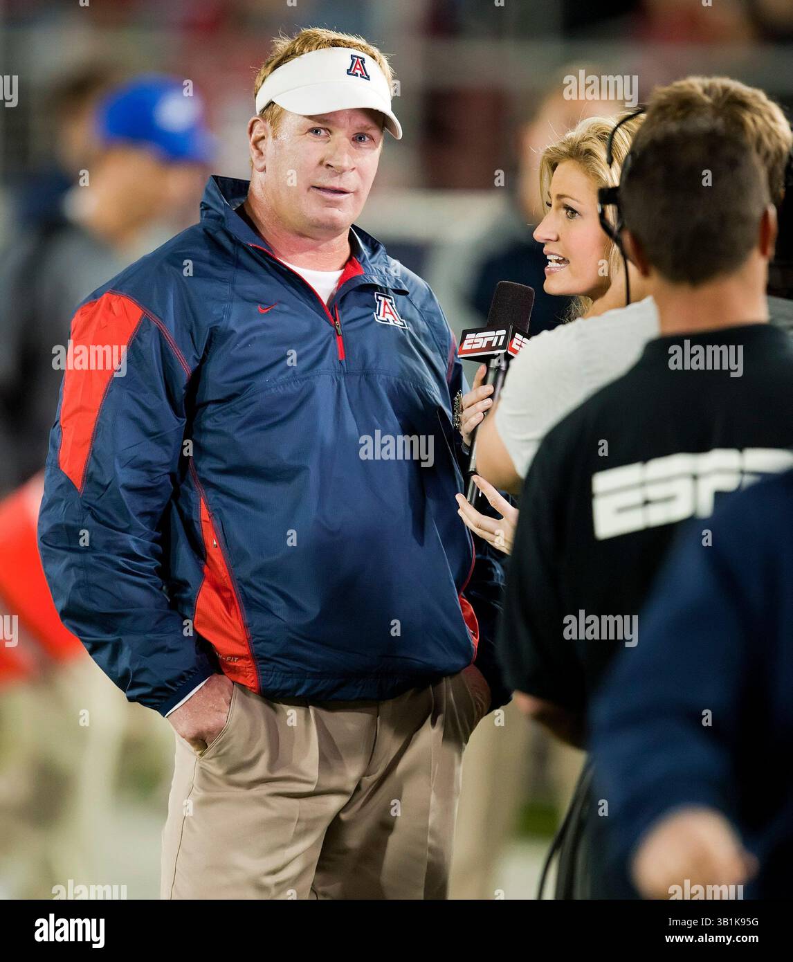 6 novembre 2010: Il capo-allenatore dell'Arizona Mike Stoops durante la partita di football NCAA tra gli Stanford Cardinal e gli Arizona Wildcats allo Stanford Stadium di Palo alto, CA. Stanford sconfisse Arizona 42-17. Â© Damon Tarver/Cal Sport Media(immagine di credito: © Damon Tarver/Cal Sport Media/ZUMApress.com) Foto Stock