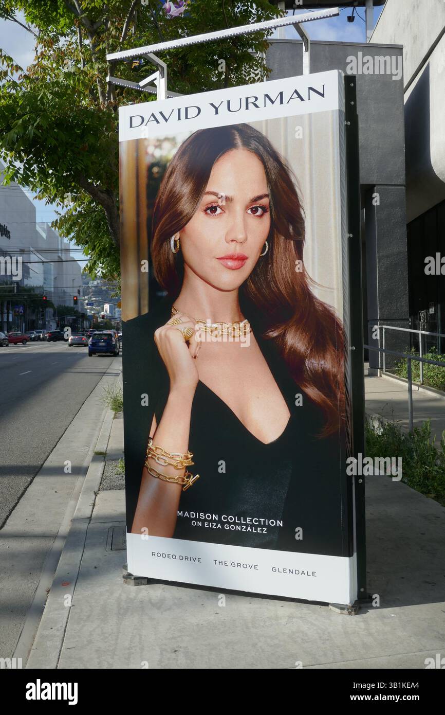 Los Angeles, California, USA 25 aprile 2025 Eiza Gonzalez David Yurman Billboard su la Cienega Blvd il 25 aprile 2025 a Los Angeles, California, USA. Foto di Barry King/Alamy Stock Photo Foto Stock