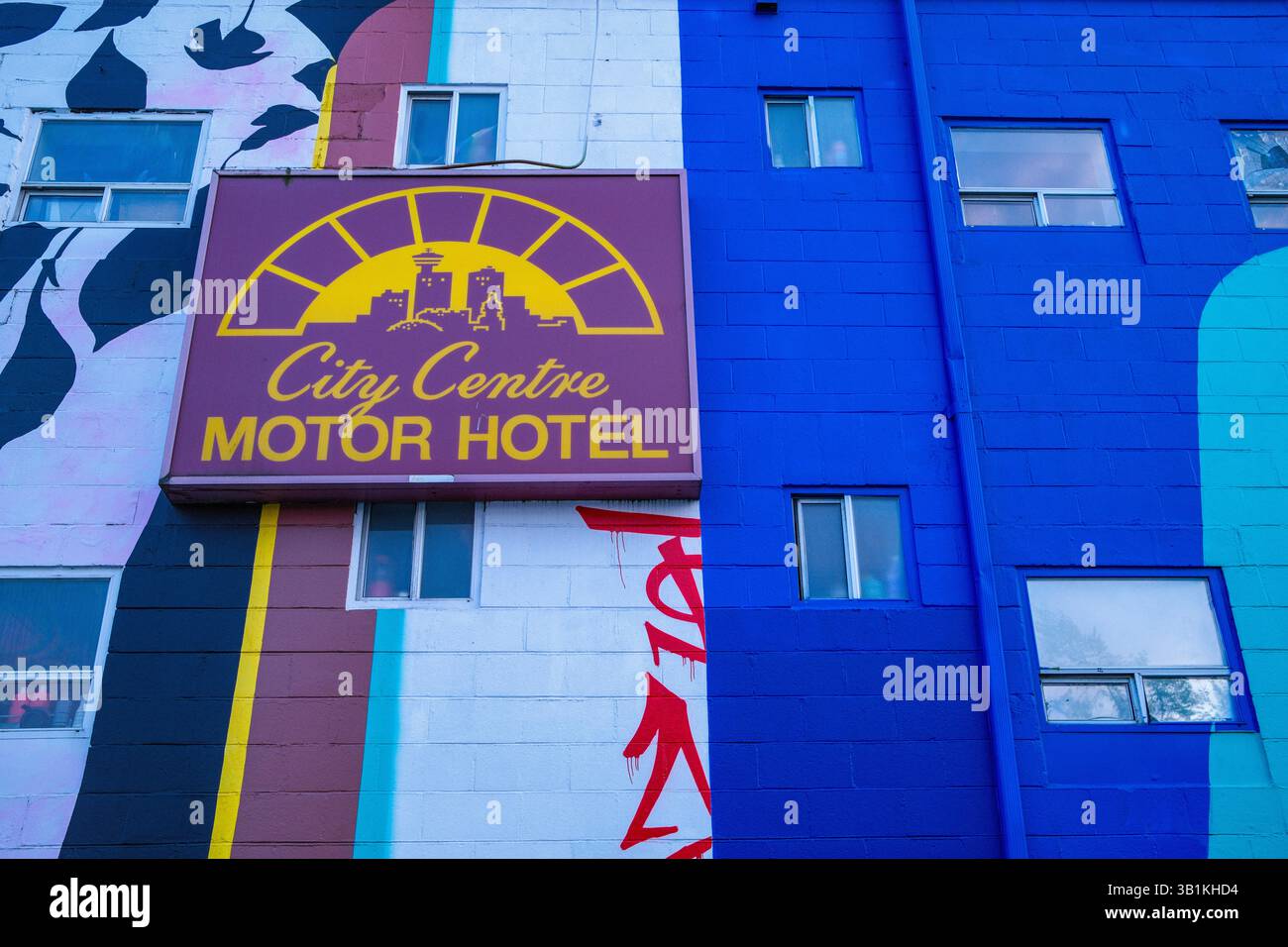 L'insegna per lo storico City Centre Motor Hotel sulla Main Street a Mount Pleasant, Vancouver, British Columbia. L'edificio è ora una residenza per artisti locali. Foto Stock
