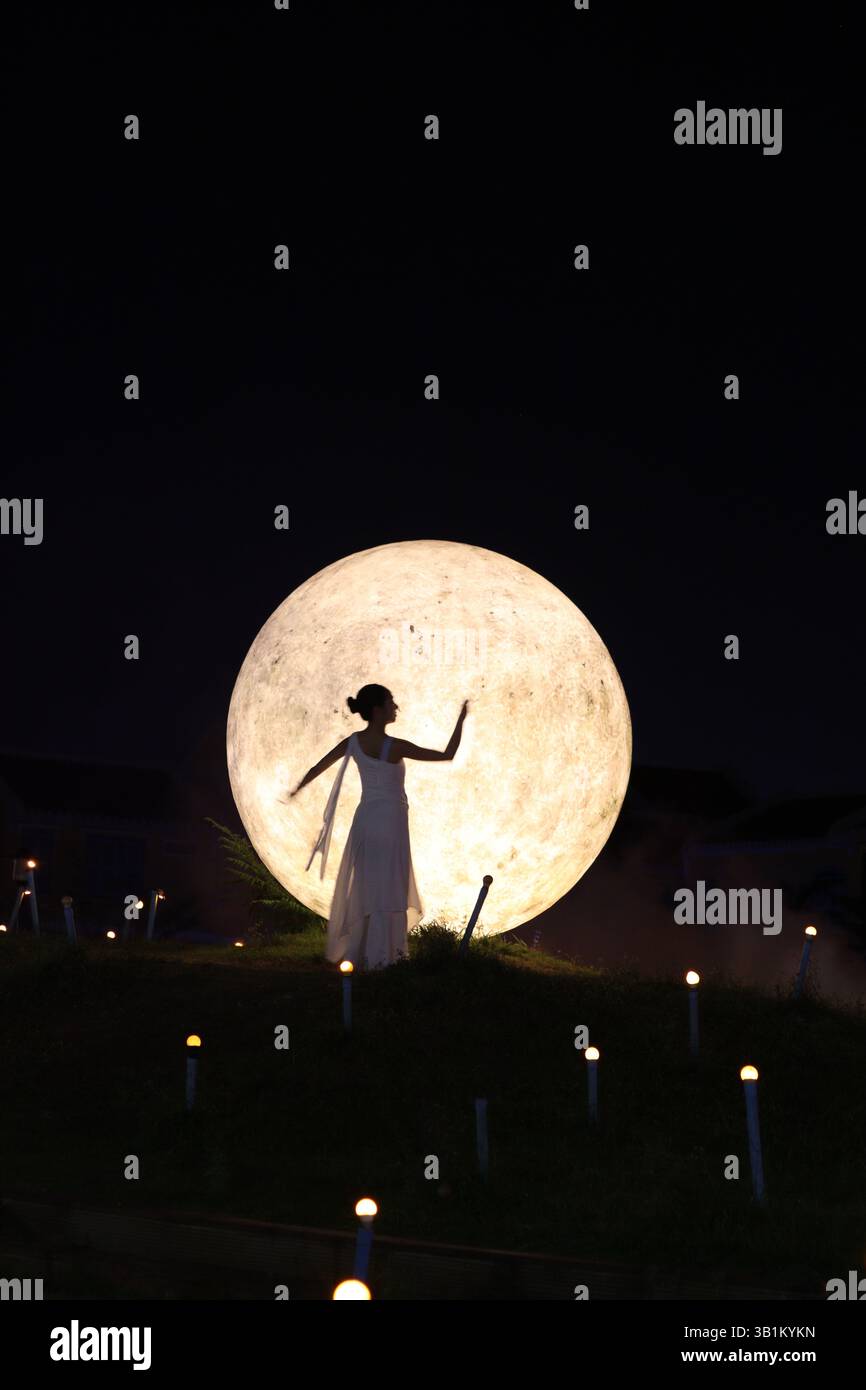 Ballerina davanti a una Luna Foto Stock