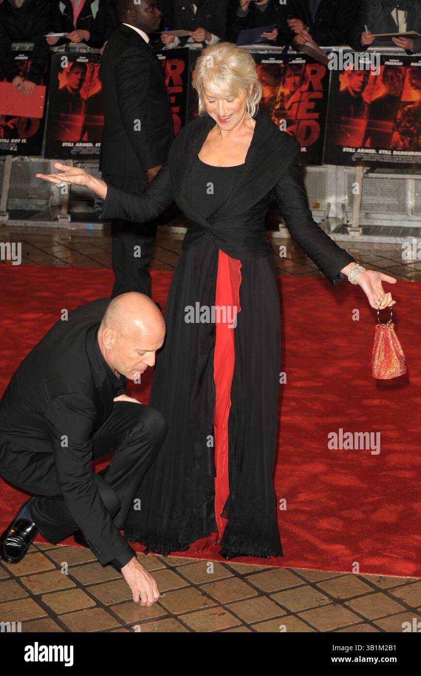 19 ottobre 2010 - Londra, New York, Regno Unito - . . . . . . . . . . SOLO VENDITE NEGLI STATI UNITI . . . . . 19 ottobre 2010, Londra Bruce Willis e Helen Mirren alla prima inglese di 'Red' alla Royal Festival Hall il 19 ottobre 2010 a Londra (immagine di credito: © Sharkpixs/ZUMApress.com) Foto Stock