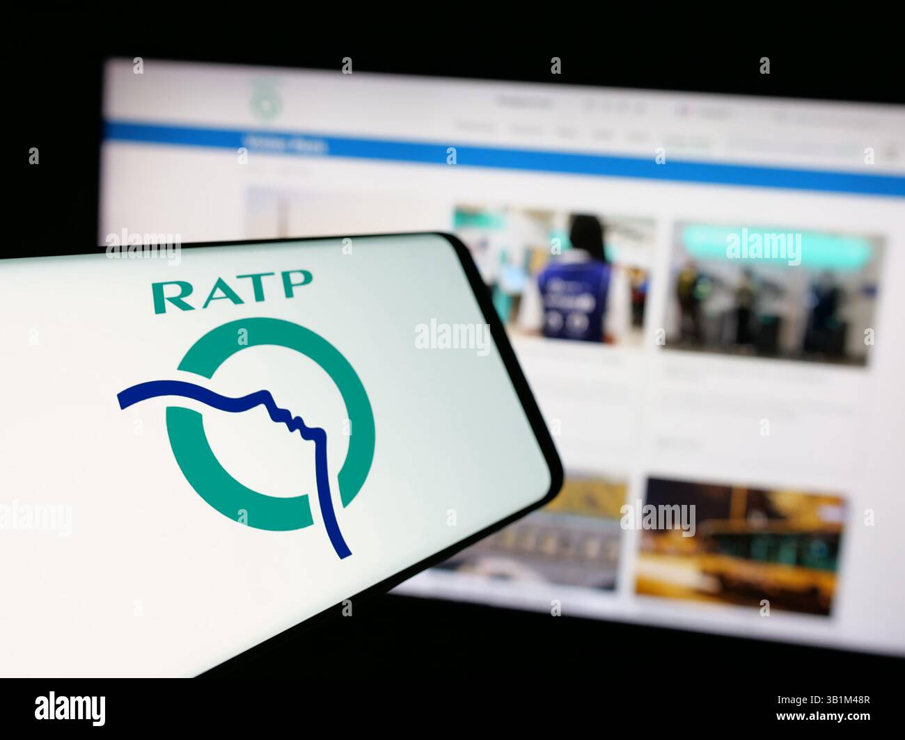 In questa immagine, uno smartphone con il logo dell'azienda di trasporti pubblici francese RATP è visibile sullo schermo davanti al sito Web. Foto Stock