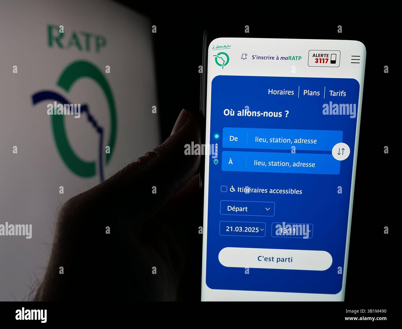 In questa illustrazione fotografica, una persona ha in mano un cellulare con la pagina web della società di trasporto pubblico francese RATP sullo schermo davanti al logo. Foto Stock