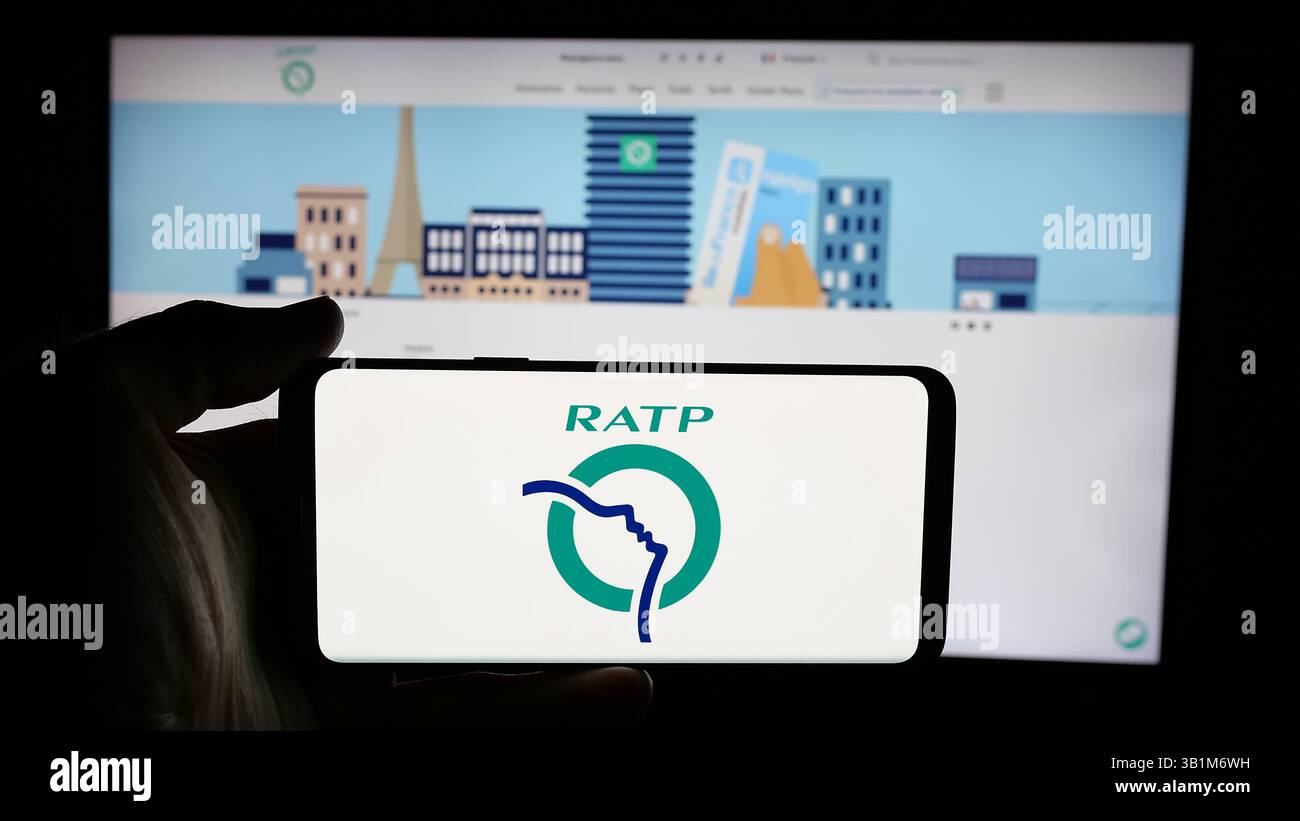Germania. 21 marzo 2025. In questa immagine, una persona ha in mano un cellulare con il logo della società di trasporto pubblico francese RATP sullo schermo davanti alla pagina web. (Foto di Timon Schneider/SOPA Images/Sipa USA) *** esclusivamente per notizie editoriali **** credito: SIPA USA/Alamy Live News Foto Stock