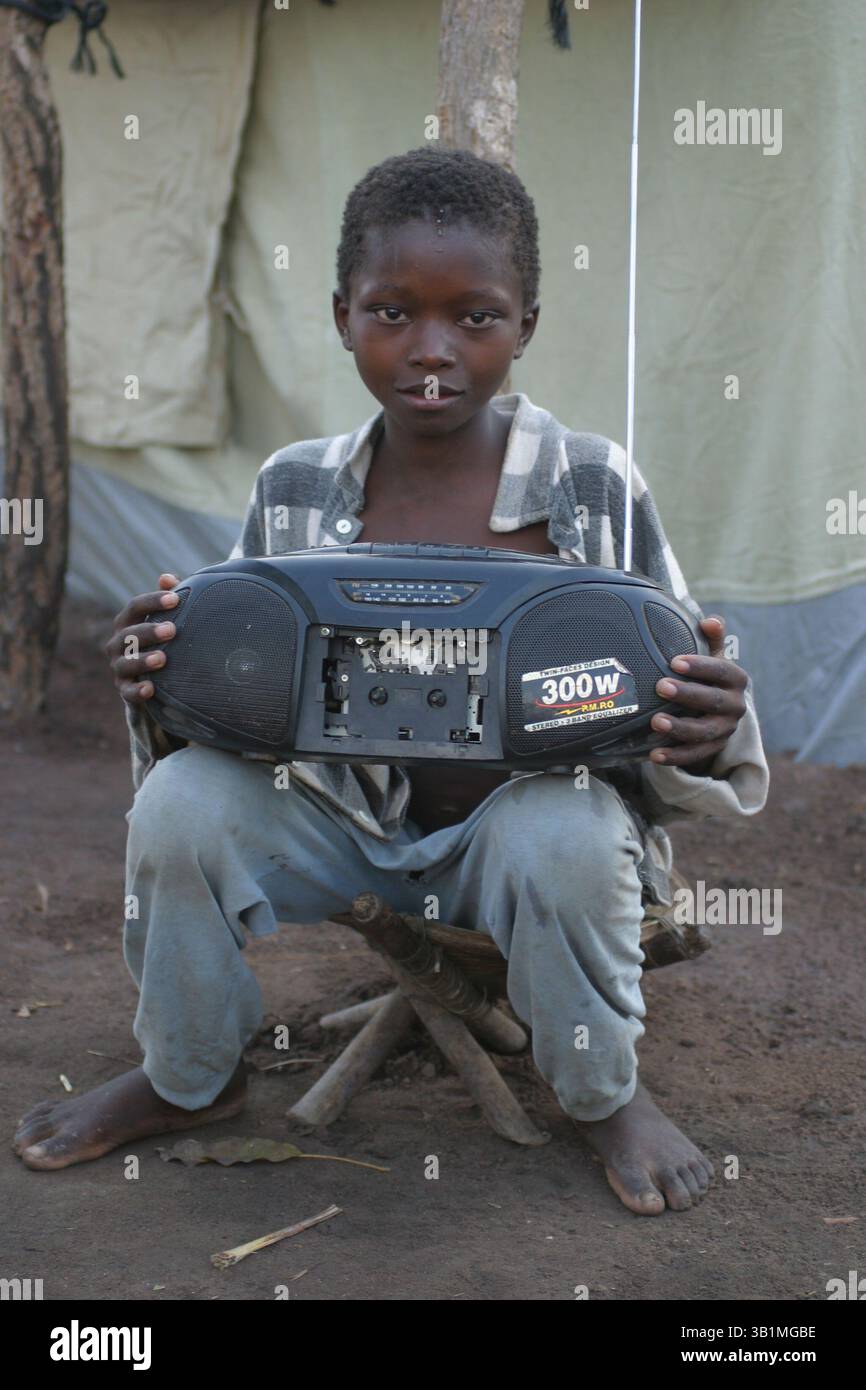 27 dicembre 2007 - Moundou, Ciad - MILLER DNOTOLOUM, 8 anni, tiene in piedi un boom box nel suo campo profughi. (Immagine di credito: © Ton Koene/ZUMApress.com) Foto Stock